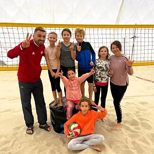 Trénink neslyšících dětí v beach volejbalu